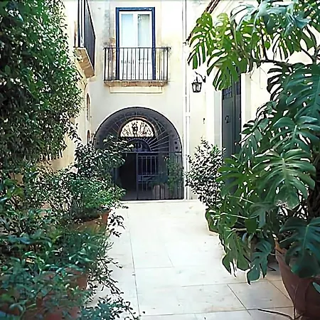 Otel L'orangerie 3*